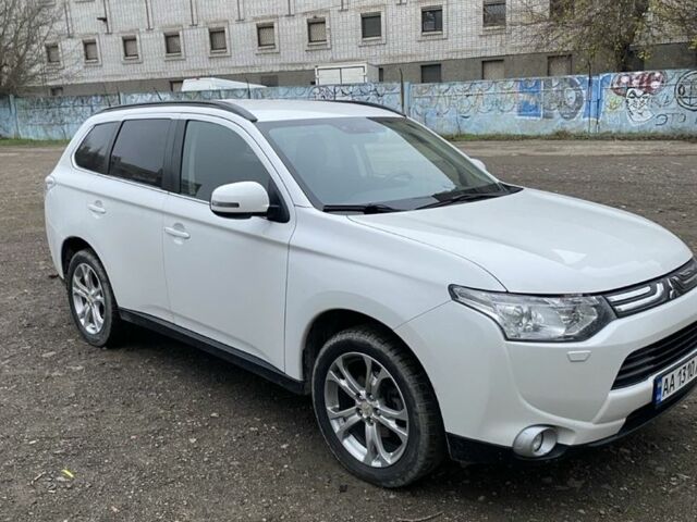 Белый Мицубиси Аутлендер, объемом двигателя 2.4 л и пробегом 201 тыс. км за 10000 $, фото 2 на Automoto.ua