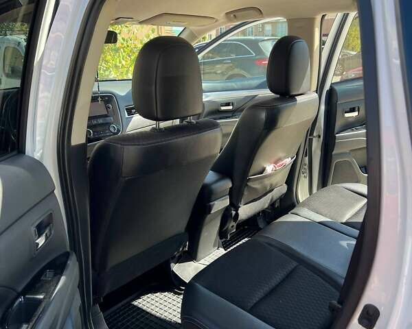 Міцубісі Аутлендер 2014 у Одесі на Automoto.ua Білий Міцубісі Аутлендер, об'ємом двигуна 2.36 л та пробігом 175 тис. км за 12500 $, фото 4 на Automoto.ua