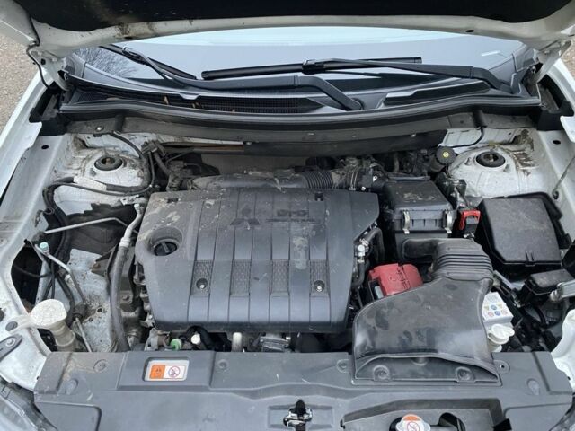 Белый Мицубиси Аутлендер, объемом двигателя 2.4 л и пробегом 201 тыс. км за 10000 $, фото 7 на Automoto.ua