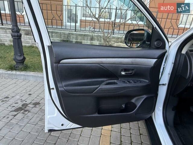 Белый Мицубиси Аутлендер, объемом двигателя 2.36 л и пробегом 140 тыс. км за 12999 $, фото 46 на Automoto.ua