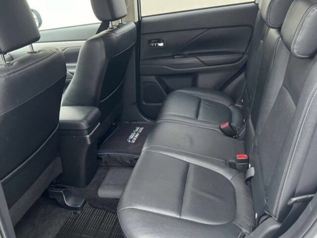 Білий Міцубісі Аутлендер, об'ємом двигуна 2 л та пробігом 250 тис. км за 15100 $, фото 5 на Automoto.ua