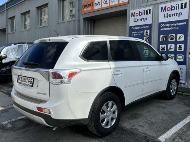 Белый Мицубиси Аутлендер, объемом двигателя 2.4 л и пробегом 120 тыс. км за 13500 $, фото 1 на Automoto.ua