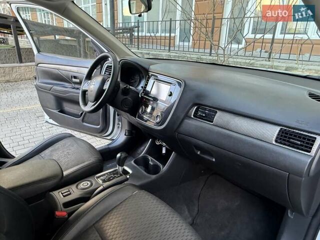 Белый Мицубиси Аутлендер, объемом двигателя 2.36 л и пробегом 140 тыс. км за 12999 $, фото 45 на Automoto.ua