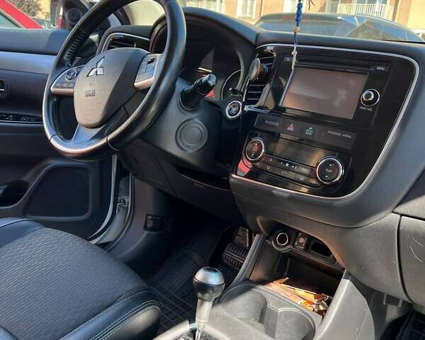 Міцубісі Аутлендер 2014 у Одесі на Automoto.ua Білий Міцубісі Аутлендер, об'ємом двигуна 2.36 л та пробігом 175 тис. км за 12500 $, фото 11 на Automoto.ua