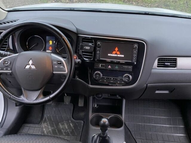 Белый Мицубиси Аутлендер, объемом двигателя 2.4 л и пробегом 201 тыс. км за 10000 $, фото 5 на Automoto.ua