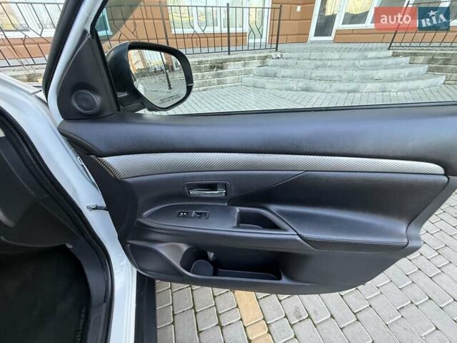 Белый Мицубиси Аутлендер, объемом двигателя 2.36 л и пробегом 140 тыс. км за 12999 $, фото 40 на Automoto.ua