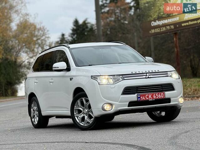 Белый Мицубиси Аутлендер, объемом двигателя 2 л и пробегом 210 тыс. км за 14300 $, фото 3 на Automoto.ua