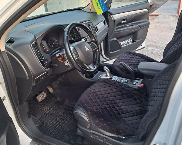 Белый Мицубиси Аутлендер, объемом двигателя 2 л и пробегом 143 тыс. км за 16300 $, фото 11 на Automoto.ua