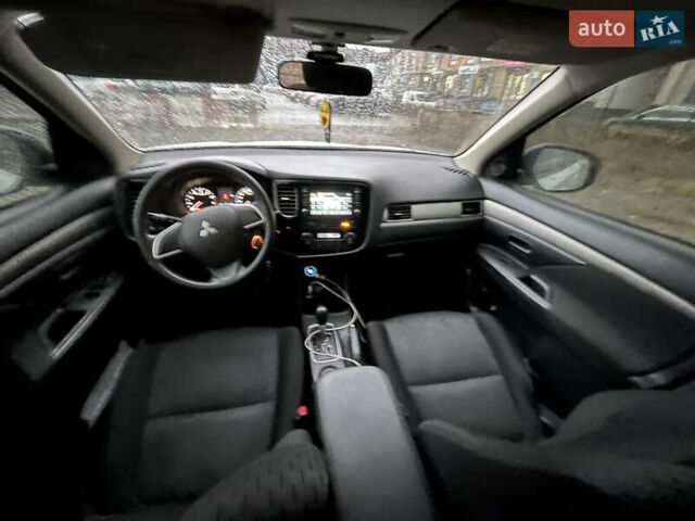 Белый Мицубиси Аутлендер, объемом двигателя 2 л и пробегом 216 тыс. км за 11300 $, фото 5 на Automoto.ua