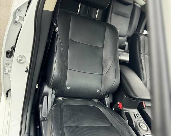 Белый Мицубиси Аутлендер, объемом двигателя 2 л и пробегом 210 тыс. км за 14300 $, фото 49 на Automoto.ua