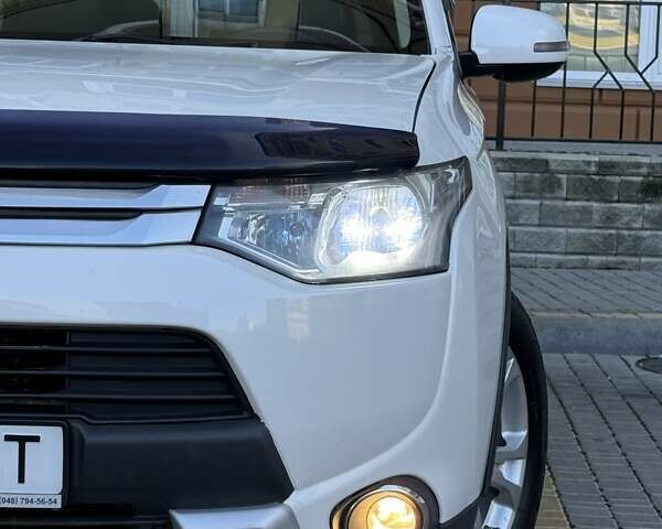 Белый Мицубиси Аутлендер, объемом двигателя 2.36 л и пробегом 140 тыс. км за 12999 $, фото 25 на Automoto.ua