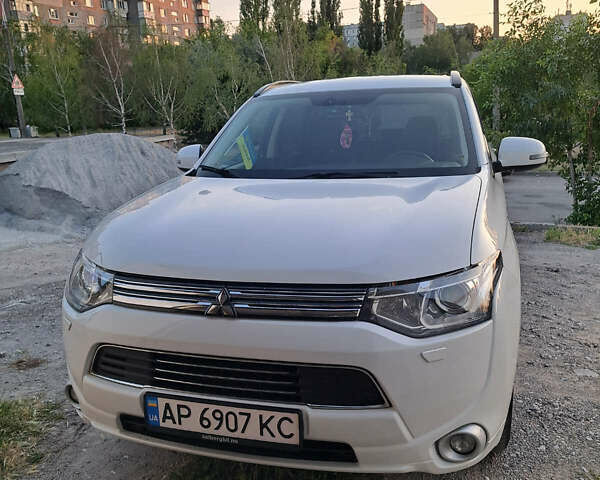 Белый Мицубиси Аутлендер, объемом двигателя 2 л и пробегом 143 тыс. км за 16300 $, фото 3 на Automoto.ua