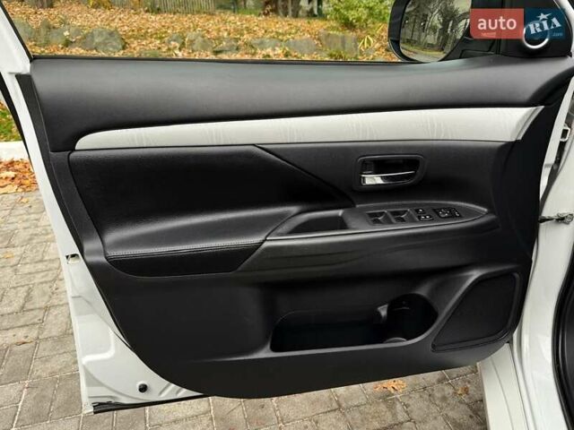 Мицубиси Аутлендер 2014 в Дрогобыче на Automoto.ua Белый Мицубиси Аутлендер, объемом двигателя 2 л и пробегом 228 тыс. км за 15300 $, фото 34 на Automoto.ua