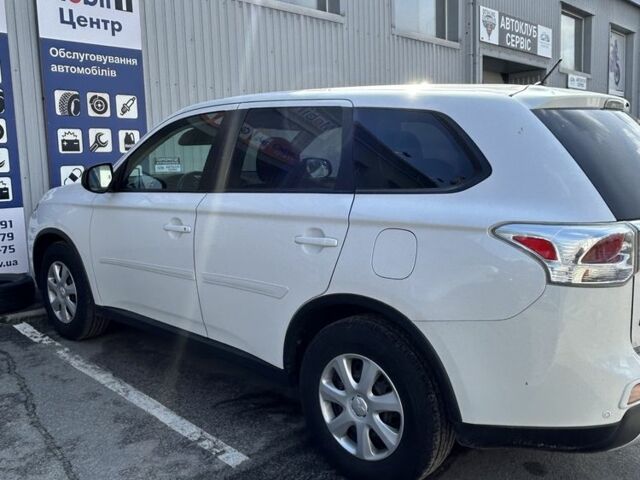 Белый Мицубиси Аутлендер, объемом двигателя 2.4 л и пробегом 120 тыс. км за 13500 $, фото 2 на Automoto.ua