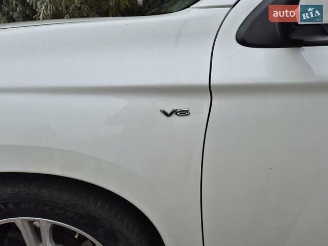 Белый Мицубиси Аутлендер, объемом двигателя 3 л и пробегом 173 тыс. км за 12700 $, фото 1 на Automoto.ua