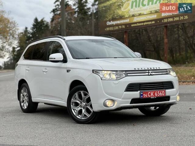 Белый Мицубиси Аутлендер, объемом двигателя 2 л и пробегом 210 тыс. км за 14300 $, фото 1 на Automoto.ua