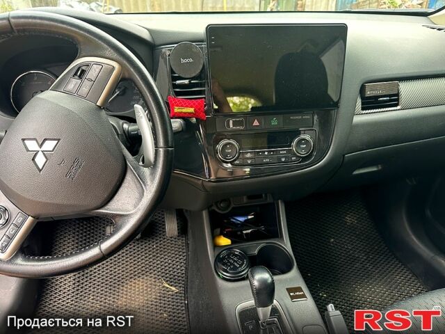 Белый Мицубиси Аутлендер, объемом двигателя 2.3 л и пробегом 215 тыс. км за 17000 $, фото 1 на Automoto.ua