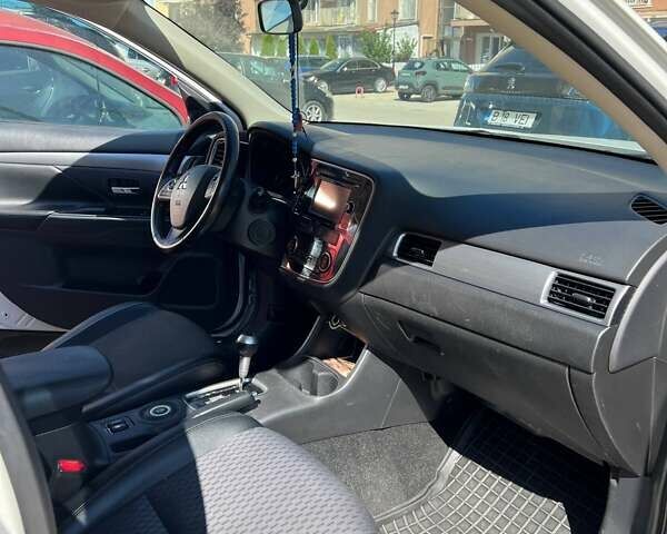 Міцубісі Аутлендер 2014 у Одесі на Automoto.ua Білий Міцубісі Аутлендер, об'ємом двигуна 2.36 л та пробігом 175 тис. км за 12500 $, фото 6 на Automoto.ua