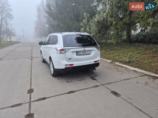 Белый Мицубиси Аутлендер, объемом двигателя 3 л и пробегом 173 тыс. км за 12700 $, фото 7 на Automoto.ua
