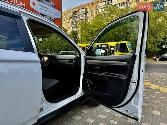Белый Мицубиси Аутлендер, объемом двигателя 2.4 л и пробегом 140 тыс. км за 12900 $, фото 45 на Automoto.ua