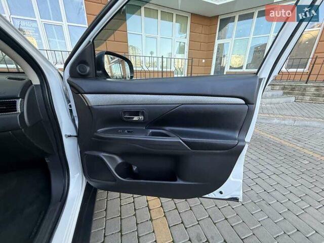 Белый Мицубиси Аутлендер, объемом двигателя 2.36 л и пробегом 140 тыс. км за 12999 $, фото 39 на Automoto.ua