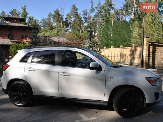 Белый Мицубиси Аутлендер, объемом двигателя 2 л и пробегом 132 тыс. км за 11500 $, фото 3 на Automoto.ua