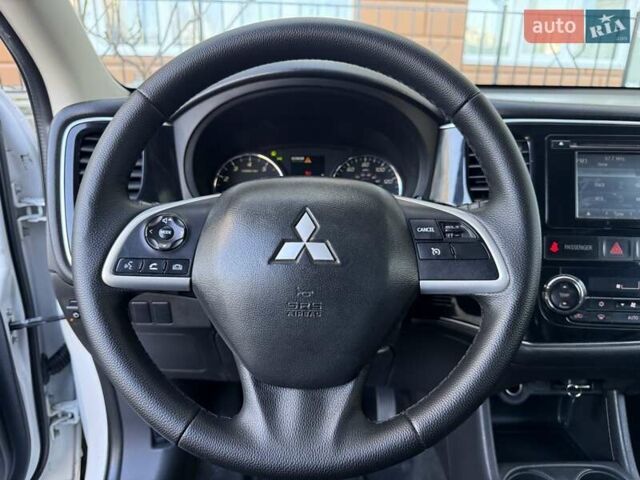 Белый Мицубиси Аутлендер, объемом двигателя 2.36 л и пробегом 140 тыс. км за 12999 $, фото 48 на Automoto.ua