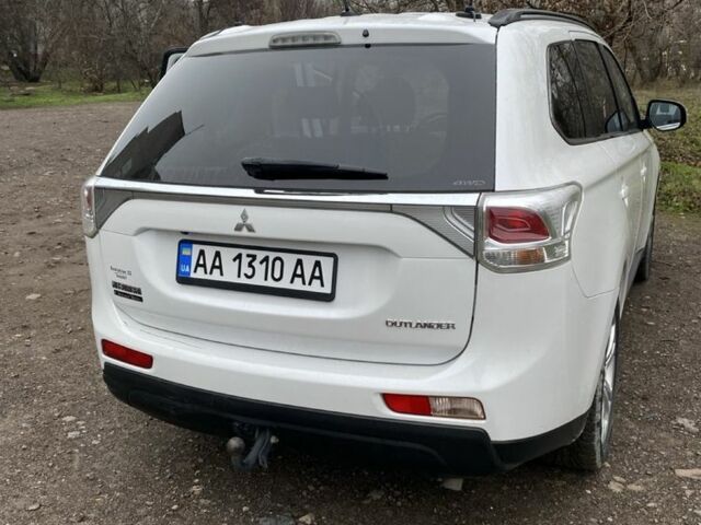 Белый Мицубиси Аутлендер, объемом двигателя 2.4 л и пробегом 201 тыс. км за 10000 $, фото 4 на Automoto.ua
