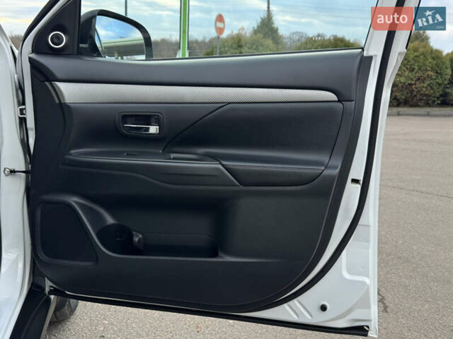 Белый Мицубиси Аутлендер, объемом двигателя 2.3 л и пробегом 214 тыс. км за 15499 $, фото 114 на Automoto.ua