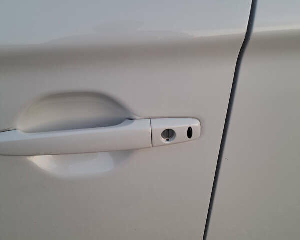 Белый Мицубиси Аутлендер, объемом двигателя 2 л и пробегом 143 тыс. км за 16300 $, фото 20 на Automoto.ua