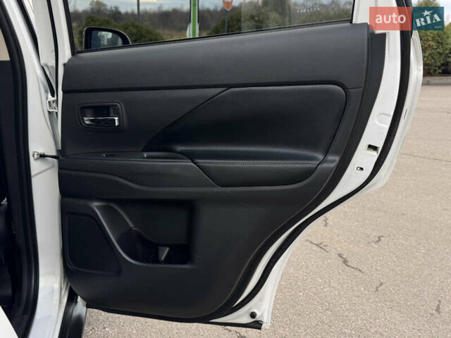 Белый Мицубиси Аутлендер, объемом двигателя 2.3 л и пробегом 214 тыс. км за 15499 $, фото 135 на Automoto.ua