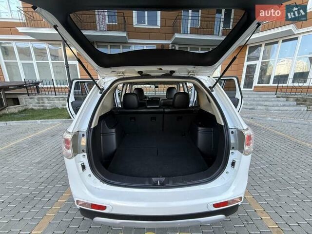 Белый Мицубиси Аутлендер, объемом двигателя 2.36 л и пробегом 140 тыс. км за 12999 $, фото 29 на Automoto.ua