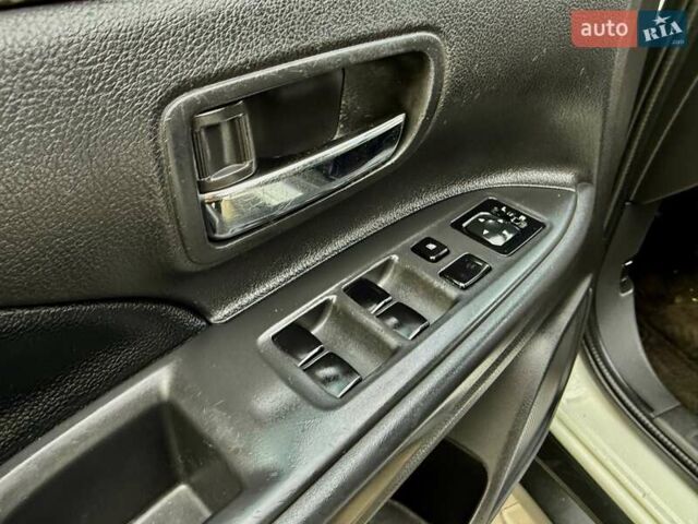 Белый Мицубиси Аутлендер, объемом двигателя 2.4 л и пробегом 140 тыс. км за 12900 $, фото 59 на Automoto.ua