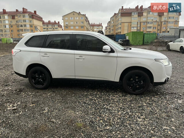 Белый Мицубиси Аутлендер, объемом двигателя 2 л и пробегом 216 тыс. км за 11300 $, фото 3 на Automoto.ua