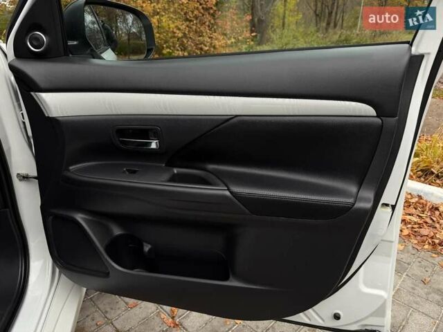 Мицубиси Аутлендер 2014 в Дрогобыче на Automoto.ua Белый Мицубиси Аутлендер, объемом двигателя 2 л и пробегом 228 тыс. км за 15300 $, фото 49 на Automoto.ua