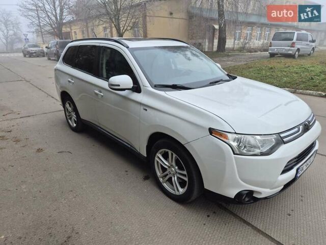 Белый Мицубиси Аутлендер, объемом двигателя 3 л и пробегом 173 тыс. км за 12700 $, фото 5 на Automoto.ua