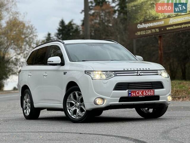 Белый Мицубиси Аутлендер, объемом двигателя 2 л и пробегом 210 тыс. км за 14300 $, фото 2 на Automoto.ua