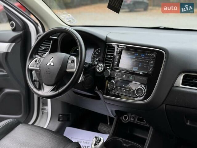 Белый Мицубиси Аутлендер, объемом двигателя 2 л и пробегом 210 тыс. км за 14300 $, фото 44 на Automoto.ua