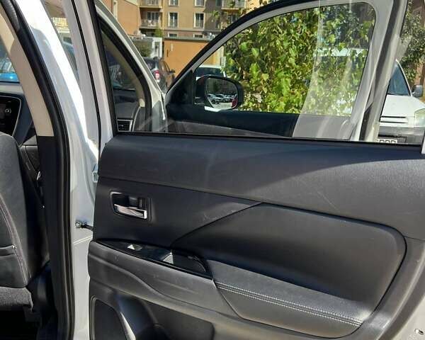 Міцубісі Аутлендер 2014 у Одесі на Automoto.ua Білий Міцубісі Аутлендер, об'ємом двигуна 2.36 л та пробігом 175 тис. км за 12500 $, фото 7 на Automoto.ua