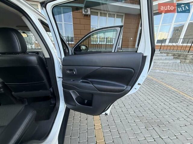 Белый Мицубиси Аутлендер, объемом двигателя 2.36 л и пробегом 140 тыс. км за 12999 $, фото 30 на Automoto.ua