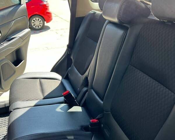 Міцубісі Аутлендер 2014 у Одесі на Automoto.ua Білий Міцубісі Аутлендер, об'ємом двигуна 2.36 л та пробігом 175 тис. км за 12500 $, фото 3 на Automoto.ua