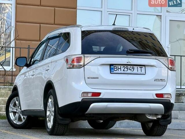Белый Мицубиси Аутлендер, объемом двигателя 2.36 л и пробегом 140 тыс. км за 12999 $, фото 2 на Automoto.ua