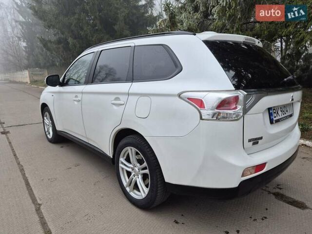 Белый Мицубиси Аутлендер, объемом двигателя 3 л и пробегом 173 тыс. км за 12700 $, фото 2 на Automoto.ua