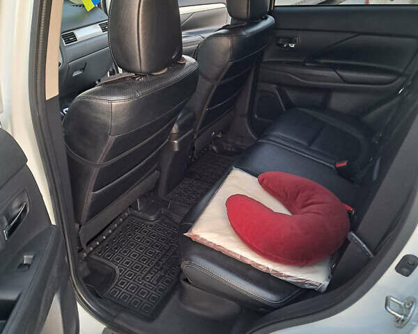 Белый Мицубиси Аутлендер, объемом двигателя 2 л и пробегом 143 тыс. км за 16300 $, фото 10 на Automoto.ua