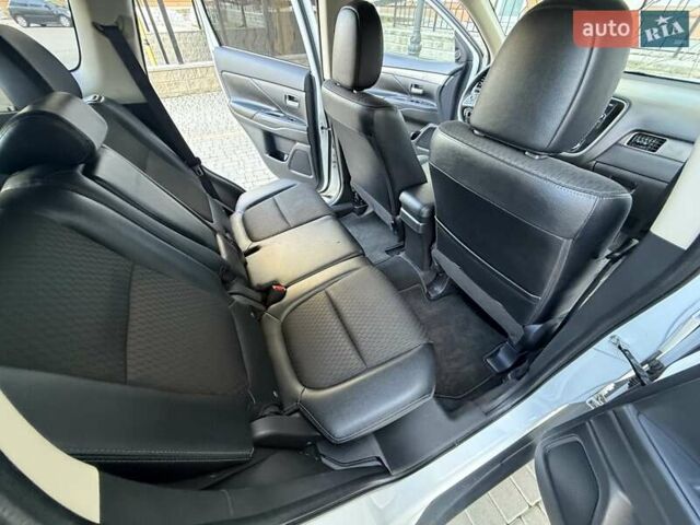 Белый Мицубиси Аутлендер, объемом двигателя 2.36 л и пробегом 140 тыс. км за 12999 $, фото 32 на Automoto.ua