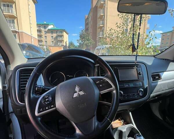 Міцубісі Аутлендер 2014 у Одесі на Automoto.ua Білий Міцубісі Аутлендер, об'ємом двигуна 2.36 л та пробігом 175 тис. км за 12500 $, фото 12 на Automoto.ua