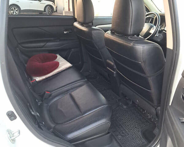 Белый Мицубиси Аутлендер, объемом двигателя 2 л и пробегом 143 тыс. км за 16300 $, фото 8 на Automoto.ua