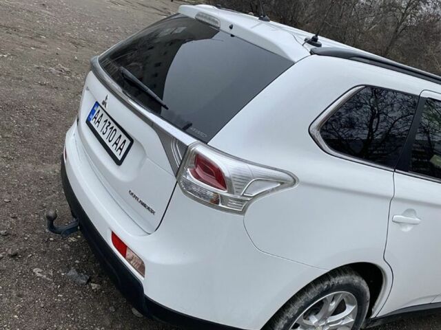 Белый Мицубиси Аутлендер, объемом двигателя 2.4 л и пробегом 201 тыс. км за 10000 $, фото 3 на Automoto.ua