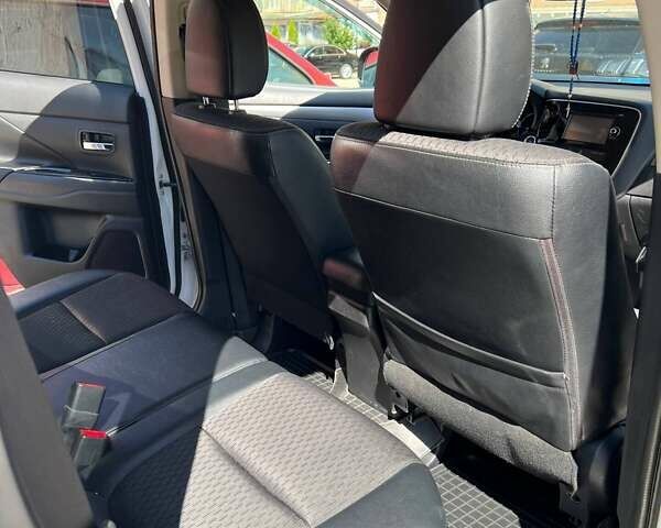 Міцубісі Аутлендер 2014 у Одесі на Automoto.ua Білий Міцубісі Аутлендер, об'ємом двигуна 2.36 л та пробігом 175 тис. км за 12500 $, фото 8 на Automoto.ua