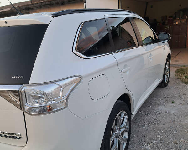 Белый Мицубиси Аутлендер, объемом двигателя 2 л и пробегом 143 тыс. км за 16300 $, фото 5 на Automoto.ua